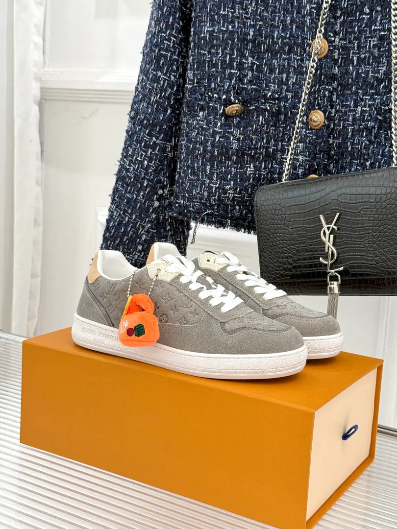 🏧𝐋𝐕Top quality of a donkey house. The new one is a couple.👫Leisure sports shoes The fabric is custom-made for cattle skin. The inside feet are all sheep's skin./wool. Original Opener CustomTPUOtsumi! size: 35-44 [Women40.41Custom]
