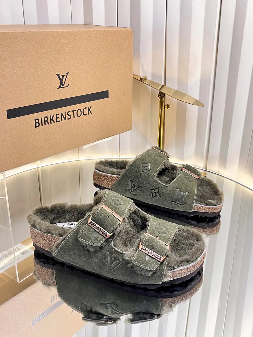 Women（Top Version）Furry slippers. Louis Vuitton × BIRKENSTOCKJoint Cooperation FundBostonSoft-bed slippers.Lv Bulken Muller wool slippers. The classic Bulcan soft-bed slippers were launched., A brand is a shoe type., The structure is based on the human engineering design., Let's make our feet completely free and comfortable., So the footbed is fully radian-tuned.. Summer inflammation., A pair of light and comfortable slippers., This oak wood bourken softwood slippers, Muller's shoes, and the old, leisure sand beach girl tows., It's a rescue.！ Shoe.: Customize old flower skins➕Cows are counter-feat. Uchi.: Bullskins. Shoes under the sole.: Original OpenEVASuper light material Codes: 35-46（Women40.41Men38.45.46Custom without re-offer）