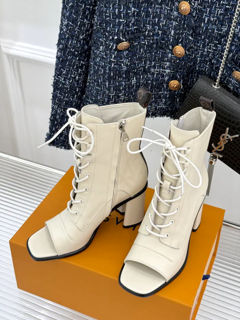 🏧𝐋𝐕A new ass for the fall. Fish mouths with thick toes and short boots. The grace and the tide are here to live. A fine fish mouth design with shoes. The softness of the toes is revealed in a delicate light. Whether it's a street that travels through the cities of China Facework customized leather with original The insides are all parchment. Italian imports are so thick. Size:35-41 [40/41Custom]