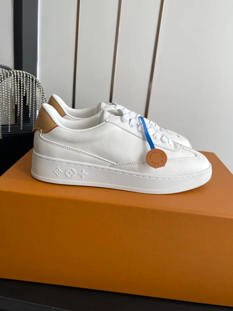 🏧𝐋𝐕 FlashSeries Couple money. Leisure Sports shoes White shoes. Paragraph Flash The sneakers are in a simple fashion. 2026 Spring and summer series. The leather on the face of the leather shoes is integrated into a sewn line and branded tattoo., Inspired by the introduction of leather.. Same-colour rubber outside. Monogram Flowers.🌸 Fabulous.: Original customized import of head-level cattle skin Uchi.: Imports of soft sheep skins Shoes under the sole.: Original modeling of slide-resistant rubber material Codes: Women36-41 Men40-46