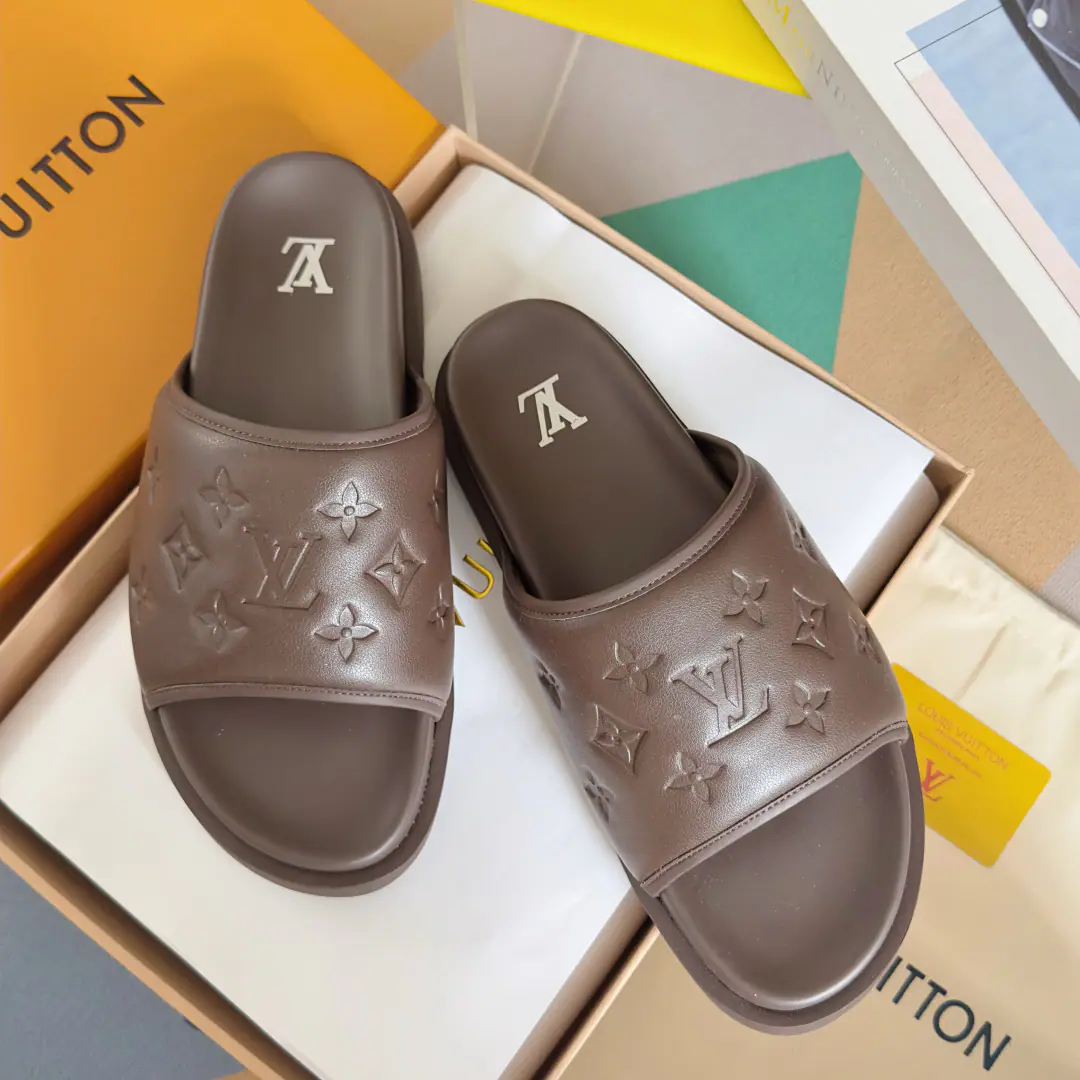 Top Version: Men LVLouis Vuitton. Donkey.LHome. MiamiSeries Emboss Pump flowers. Cool. Original procurement development Make the goods. Paragraph Miami The cool drag will be enlarged. Damier Weaving the pattern into the surface of flowers, ♪ And then a breath of grace ♪. The broad shoe face can be tangled by magic., It's a combination of a resilient shoe pad and a light microbone. Send a cabinet for fine packaging🛍📦 ▪️Fabulous.: Original customized import of head-level cattle skin ▪️Uchi.: Imports of soft sheep skins ▪️Shoes under the sole.: Original modeling smooth-foil bubble material ▪️Bottom: 3CM ▪️Size: Men38-46