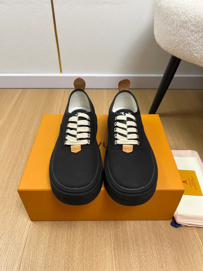 High Version🍸 Louis Vuitton Louis Vuitton. | 2026 ˢˢ LHome.2026Autumn and winter brand new. The owner of the counter is playing a newest-looking Denning cowboy. Pump flowers. Old flower. Thick Leisure sports shoes Slipboard Shoes Series〰 🔝Original purchase development for sale👍🏻Inspired by the... 2000 The ancient contours of the ages., LV Tilted It's a classic low-life man's sneakers.. It's a name that's a little slanted on the shoe tongue. LV Embroidation markings. The widebanded shoelaces are visible in proportion to the thick rubber plastics., Shoeheads. Damier Chessboard Ripples and Extradients Monogram Flower extension logo design language. This version is based on soft, fury cow leather., Leather eye blades highlight a motoon sneakers with a technologically superior processor.😍Full Details💯 ♺Shoe.: Original custom cloth stamp ♺Uchi.: Imports of sheep's skin ♺Otsumi!: Original OpenTPUSlipboard Base ♺Bottom: 3.5cm ♺Codes: 39-46（45.46Custom） ♺Packaging: Original Packaging+Aircraft box ♺Plant price