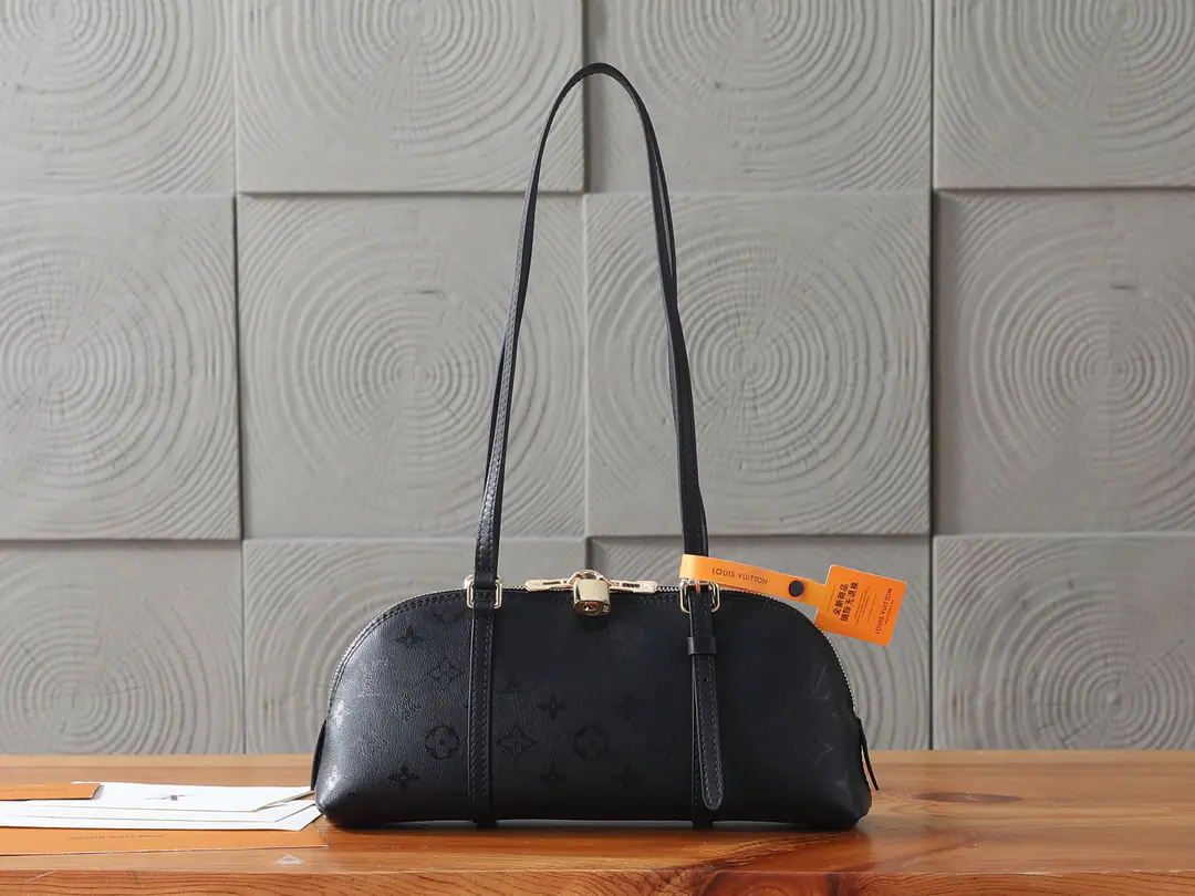 P【 C01Dynamic chip】‼️Top First List, Enhanced version‼️Squire East-West The bag came from Monogram Ink Series, I'm showing you the Louis Vuitton classic.. Leather materials shape the fabric of the profit., Classic LV Hanging a little bit on it., Reconciling shoulder belts to multiple backs. There's a bag in the wide space., I can take the notebook., Smart phones and other daily requirements. Model: M3A Dimensions: 29 x 14 x 8 centimetres (Length x High x Kuan)