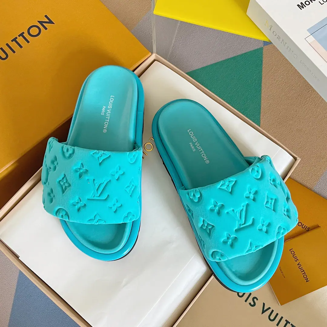Top Version LVLouis Vuitton.LDonkey. OOL ILLOW COMFORT Magic stickers. Emboss Bread. Flat sandals. Original procurement development Make the goods. Paragraph ool illow Comfort Sub-floor cool towing with cushion for chlorbutyl rubber, Shape a comfortable wide shoe., Then the classics were printed. Monogram Pattern. Magic stickers are easy to adjust., Rough shoes and a convex to perfect the whole.. Send a cabinet for fine packaging🛍📦 ▪️Fabulous.: Original customized technology fabric ▪️Uchi.: Imports of soft sheep skins ▪️Shoes under the sole.: The original model of the rubber bubble is a big one. ▪️Bottom: 4CM ▪️Size: 35-40