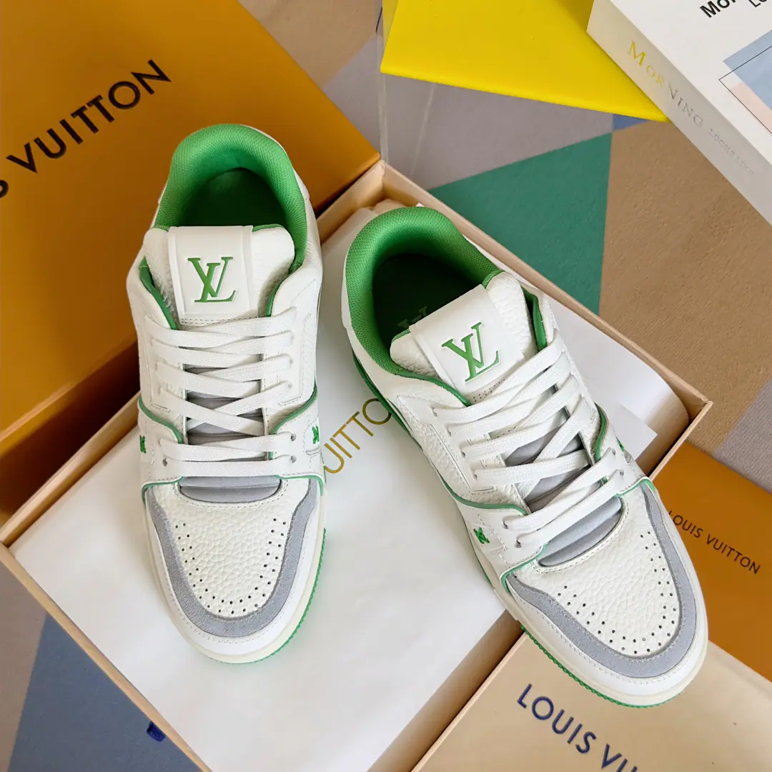 TopLouis Vuiton·Louis Vuitton. 2024ssNew paragraph LV TrainerA series of basketball shoes and sneakers. Top Version🔝Original purchase development for sale👍🏻 This sectionLV TrainerThe sneakers were designed by the designer.Virgil AblohThe classic idea inspired by the ancient basketball shoes., This time, we'll be swirling the leather and theMonogramPumped-up cow leather., And...MonogramFlowers on the rubber bottom, ♪ A bright leap in one colour ♪！🤩 💜Fabulous.: Original import of head-level cattle skin 💛Uchi.: The original custom-made air network. 💚Shoes under the sole.: Original Open-Screen Double ColourTPUGroup Bottom ❤️Bottom: NYO3cm 🤍Codes: Women35-40👣Men39-46👣