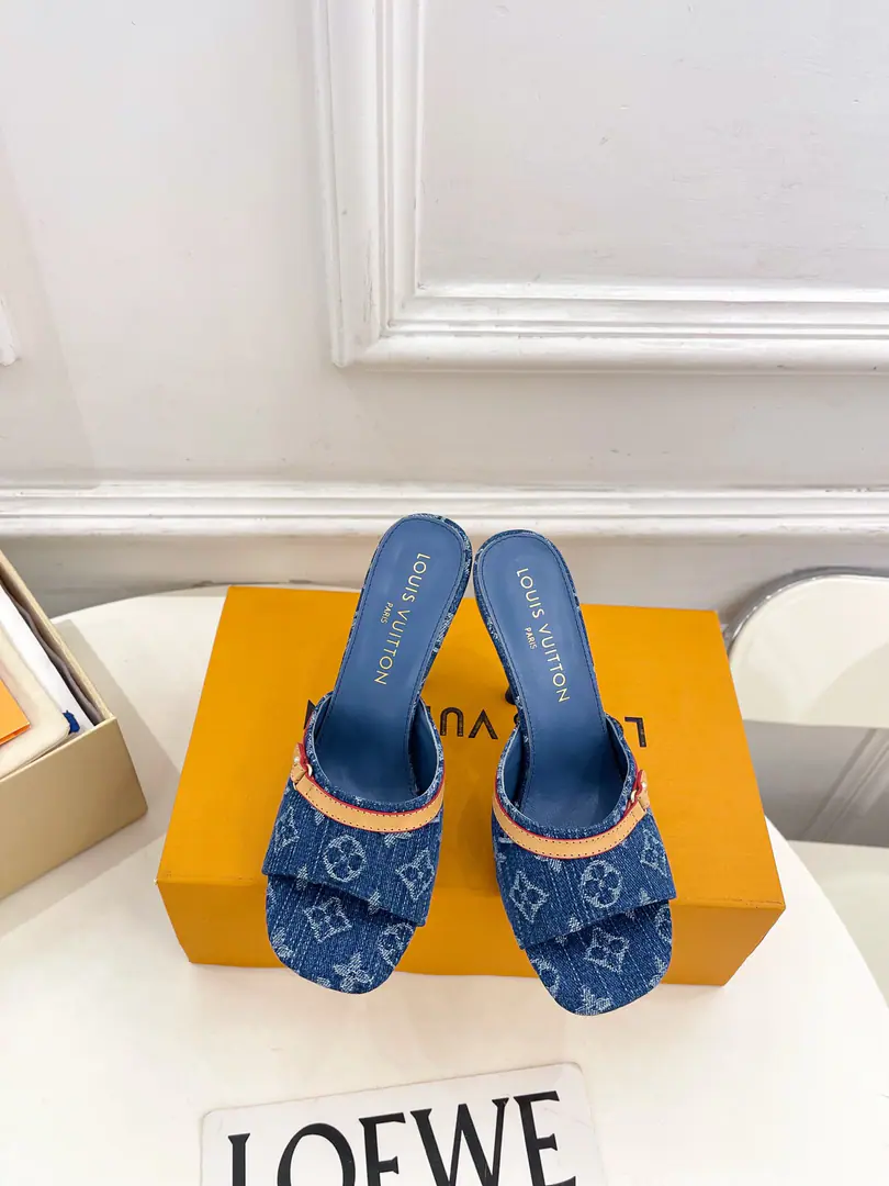 LV | Louis Vuitton. 26𝐬𝐬 🧡💚2026Spring and summer. Top Version‼️Original unamended The owner of the counter is making a new payment. LV 6AM Cats and Daningbu slippers. New hardware.🆕 ❥BSRequisition level！It's a great sense of excellence.！A huge amount of money from domestic and international bloggers., Old and fashionable. The upper toe blew up.！The boss's push.★ ━━━━━ ЅᏇєєt ━━━━━ ▪️Shoe.: Customize Denningbu ▪️Uchi.: Imports of sheep's skin ▪️Otsumi!: The original Italian is a big one. ▪️He's tall.: 5cm / 10cm ▪️Shoes.: 35-39（34, 40, 41, 42Custom） ▪️Plant price ▪️Numbering: 2605007