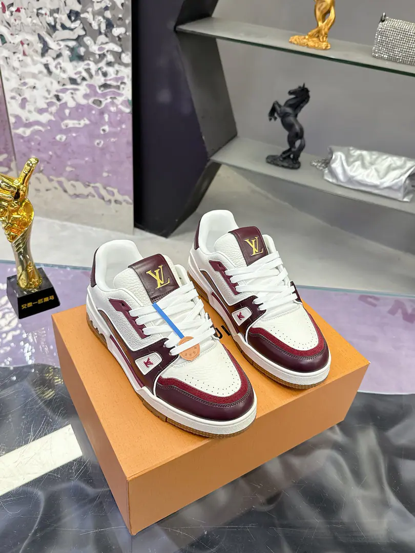 Plant Original development Quality out. Welcome to the comparison. ❥❥❥❥❥❥LVShoes Series LV Trainer MaxiThe sneakers bring in the loose contour of the dress series.VirgilAblohIn the pen.LVTrainerSports shoe design, Yes.2026Spring and summer boys show.. The skin of the cow and the face of the skin, the fabric and the laces., And with a bunch of beads, you can see the classics.. LVLetters with shoe tongues, MonogramFlowers are outside.. Mixed Materials It's made of top-deep cow skin., Import custom-made cowboy cloth packages, Coarse shoe tie-tape design, Sideband Monogram Big stamp., Shoe tongue and back heel.”lv 54“Emblems., There's a rubber coat. Monogram Flowers., The cotton in the web., Comfortableness is as great as ever., The legacy of the good., Quality is paramount., Worth it.！ Codes: Female35-40 Men39-45 ♡Full package with original gift box