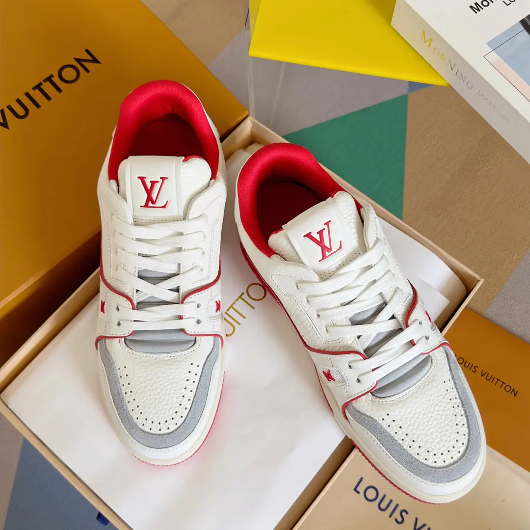 TopLouis Vuiton·Louis Vuitton. 2024ssNew paragraph LV TrainerA series of basketball shoes and sneakers. Top Version🔝Original purchase development for sale👍🏻 This sectionLV TrainerThe sneakers were designed by the designer.Virgil AblohThe classic idea inspired by the ancient basketball shoes., This time, we'll be swirling the leather and theMonogramPumped-up cow leather., And...MonogramFlowers on the rubber bottom, ♪ A bright leap in one colour ♪！🤩 💜Fabulous.: Original import of head-level cattle skin 💛Uchi.: The original custom-made air network. 💚Shoes under the sole.: Original Open-Screen Double ColourTPUGroup Bottom ❤️Bottom: NYO3cm 🤍Codes: Women35-40👣Men39-46👣