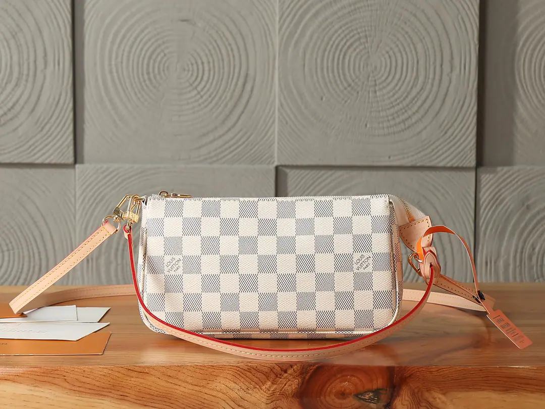 P【 C01Dynamic chip】‼️Top First List, Enhanced version‼️Pochette Accessories The bag is leaking. Damier Azur ♪ The grace of the twilight, We'll have metal and corrosion-coloured cattle leather straps.. A finely constructed format that accommodates daily requirements such as sunglasses, It's all right in the day and night.. Model: N40915 Dimensions: 23.5 x 13.5 x 4 centimetres (Length x High x Kuan)