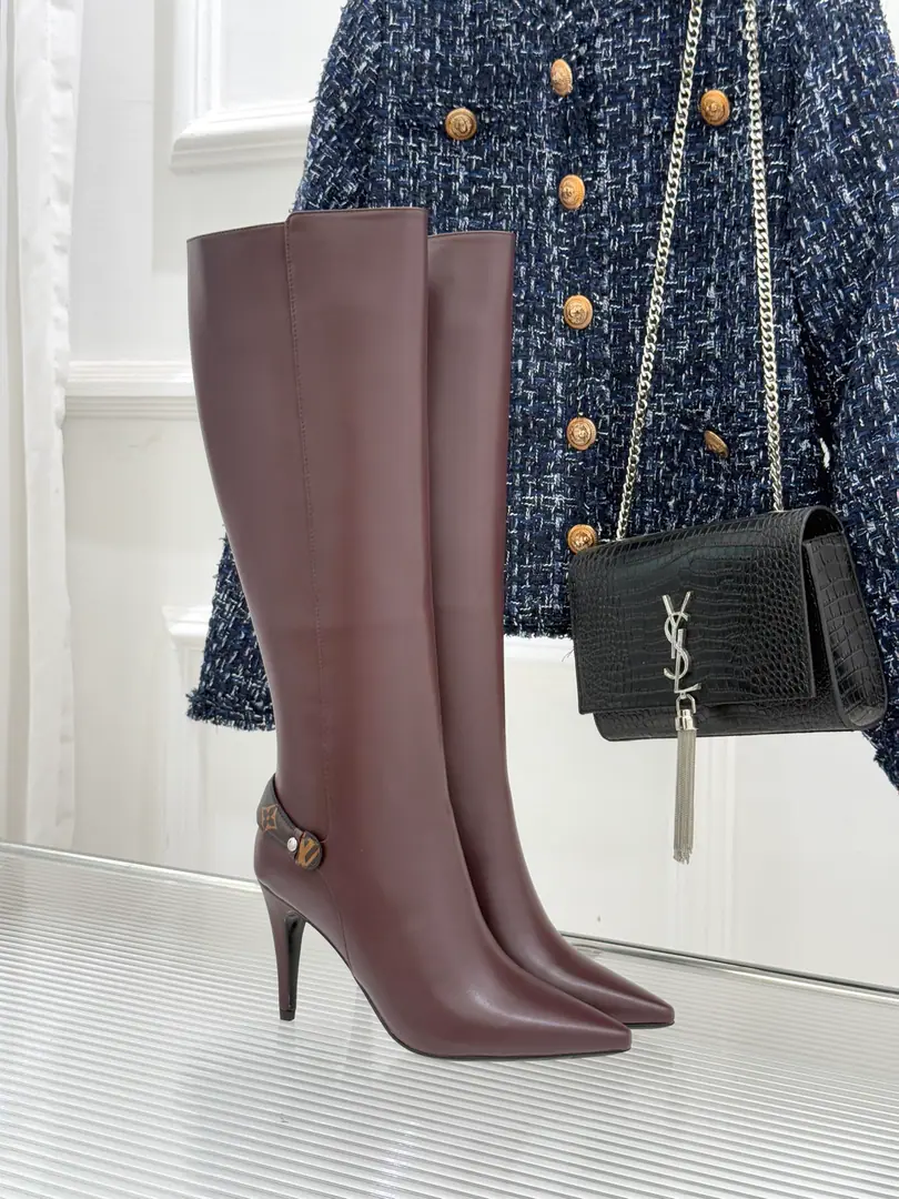 🏧𝐋𝐕A new item in the donkey's autumn and winter. Top-of-the-art old twigs with high-head and boots. Fine MetalLVSign it up. Personally pointed design Nice and fashionable. Perfectly stretching the legs. ♪ Gives you confidence and freedom between walking ♪. Comfortable and tall.8cm Walking is sexy. The fabric is in the original form of sheep./Bullskins. The insides are all sheep's skin. Italian imports are so thick. Size35-41 [40/41Custom]