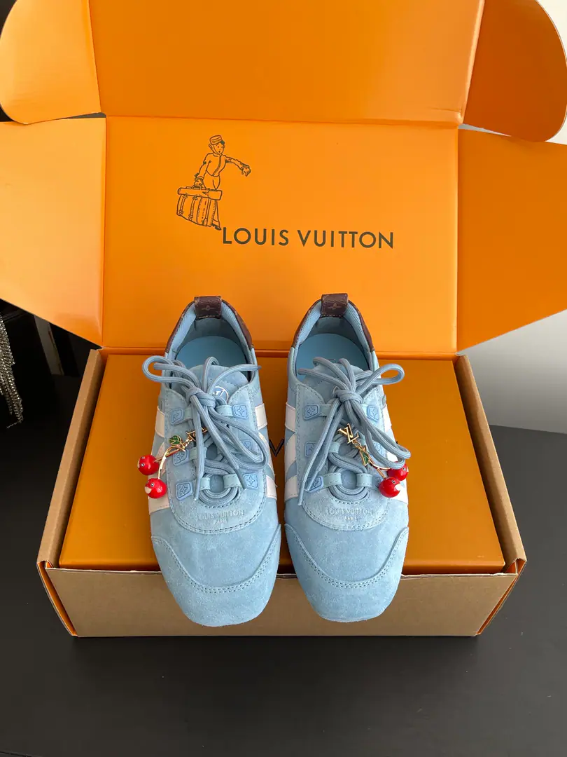 [🍒Cherry.➕60] 🏧𝐋𝐕 SneakerinaThe ballet shoes. Flat shoes, leisure shoes. Paragraph LV Sneakerina Ballet sneakers for summer., Will Monogram Daningbu is a fine match with the same colored cow leather.. The pair of shoes with the color. Monogram Flowers hanging, It's a fun one.. Sides are accelerator. LV Letter and rubber Louis Vuitton logo, The distinctive features of the current design. Monogram Daning's fabric./Cow leather./A leather belt. Louis Vuitton ElementsSacchetto Process infusion TPU Outside Codes: 35-41（40.41Do it.）
