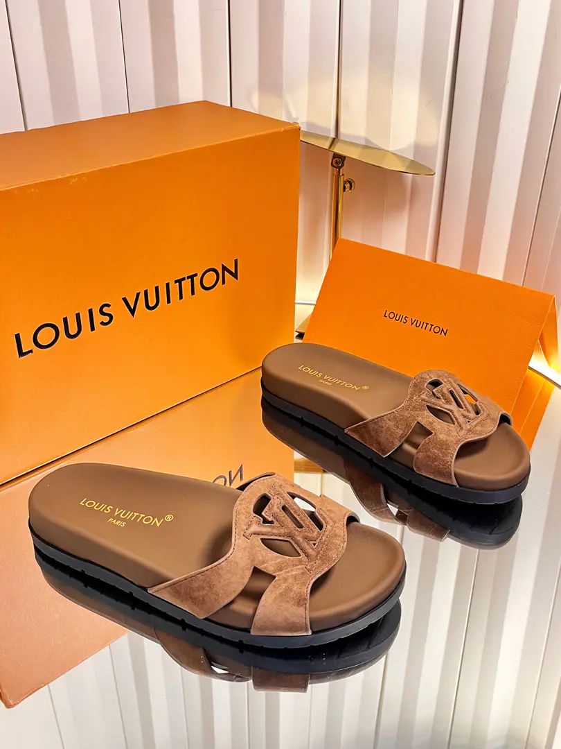 LV｜ISOLA COMFORTEmpty slippers.✨ The counter.26Summer main boost., He's a very human being.IsolaThe series of chills., It's empty.LogoDesign is so low profile.. Import of head-story parchment+Cows are counter-feat., EmptyLVPrecision cutting Full leather mattress bed., You're not tired walking around in your long clothes. Original flower-stressed, slide-proof rubber floor. size: 35-39（40.41.42Do it.）