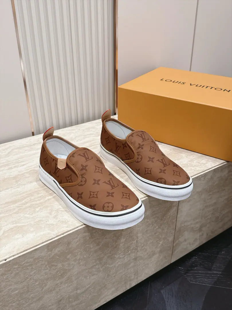 Men LVLouis Vuitton.LHome. The newest cowboy in the world with a donkey. Pump flowers. Old flower. Thick Leisure sports shoes Skis. Original procurement development Make the goods. This one.Lagoon Sports shoes for extraction Monogram Daningbu!, It's a classic.. The leather is wearing Louis Vuitton's logo., The glossy eye., The edges and shoelaces show the details., Dot Monogram The flower's rubber is so perfected. ▪️ Fabulous.: Customize head-deck skin ▪️ Uchi.: In the cow's skin. ▪️ Shoes under the sole.: Original Open Model Slide-InTPUMaterial ▪️ Bottom: 2.5CM ▪️ Size: 39-45