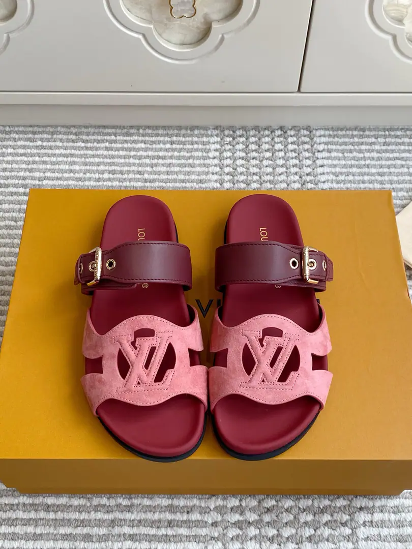 Batch 🐳LV｜ISLADouble buttons, thick sandals.✨ The counter.26SSNew paragraphISLAHoliday Series, Summer Blast. Import head-decked cow skin/It's two types of skin., EmptyLVPrecision. Double-modifiable metal belt, You can fit with your legs. I'll put a thick, fat, fat, fat-ass waterboard., I'm not tired of walking. Original flower-stressed, slide-proof rubber floor., Full details. size: 35-39（40.41.42Do it.）