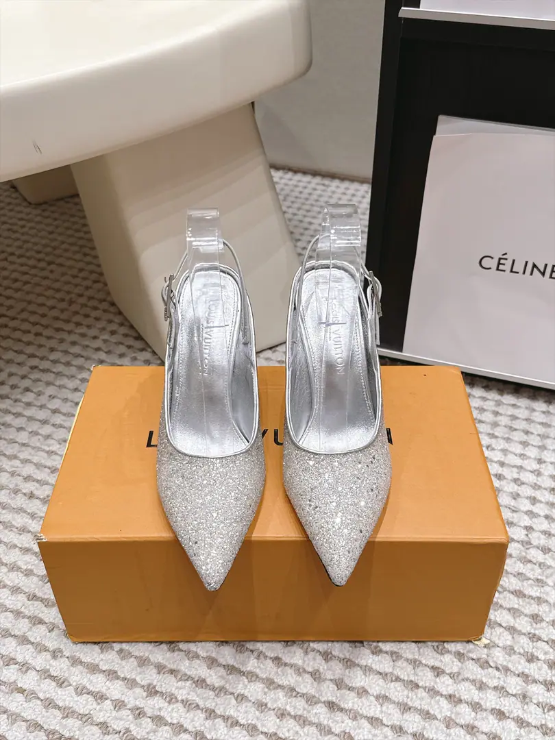 Top Quality Louis Vuitton 𝟐𝟎𝟐𝟔The sandals are empty behind the new heel. Picking cattle skins/Special bright spot.+Rear-and-regulating buttons design！Precision.LVMetal cutts+Pointy alien roast paints fine and tall.+Brand brand markings on heels., A long, sharp, stunned, leg-twig line.～Siu Gao and Elya are welded to their feet.～Xiang Fung～ Daily commute Dinner. I'm not dating anyone.～The atmosphere is steady and steady. - The upper foot is a good one.～Very advanced.～It's easy in every setting.hold- Yeah, I'm fine. Shoe.: Importing cow skin+- The drill. Littre: In the sheep's skin./Foot. Shoes under the sole.: That's a big one. He's tall.: 9cm Size: 35-41（40 41Make a no-refund order.）