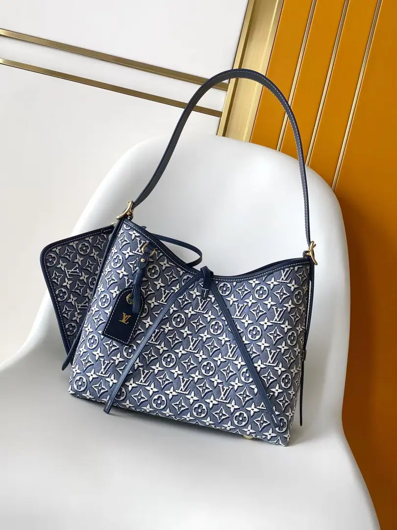 M2A Paragraph CarryAll The little handbags are for the delicate fabric. Monogram Emblème Marking, Backtrace branding 1896 The original canvas from the year.. The leather is on the edge of the brittle., Open a custom-made cotton sheet to print Louis Vuitton tags. The traditional nameplate is a Mordenian style., The zipper bag can be removed so that it can be stored with small objects.. 29 x 24 x 12 centimetres (Length x High x Kuan)00720