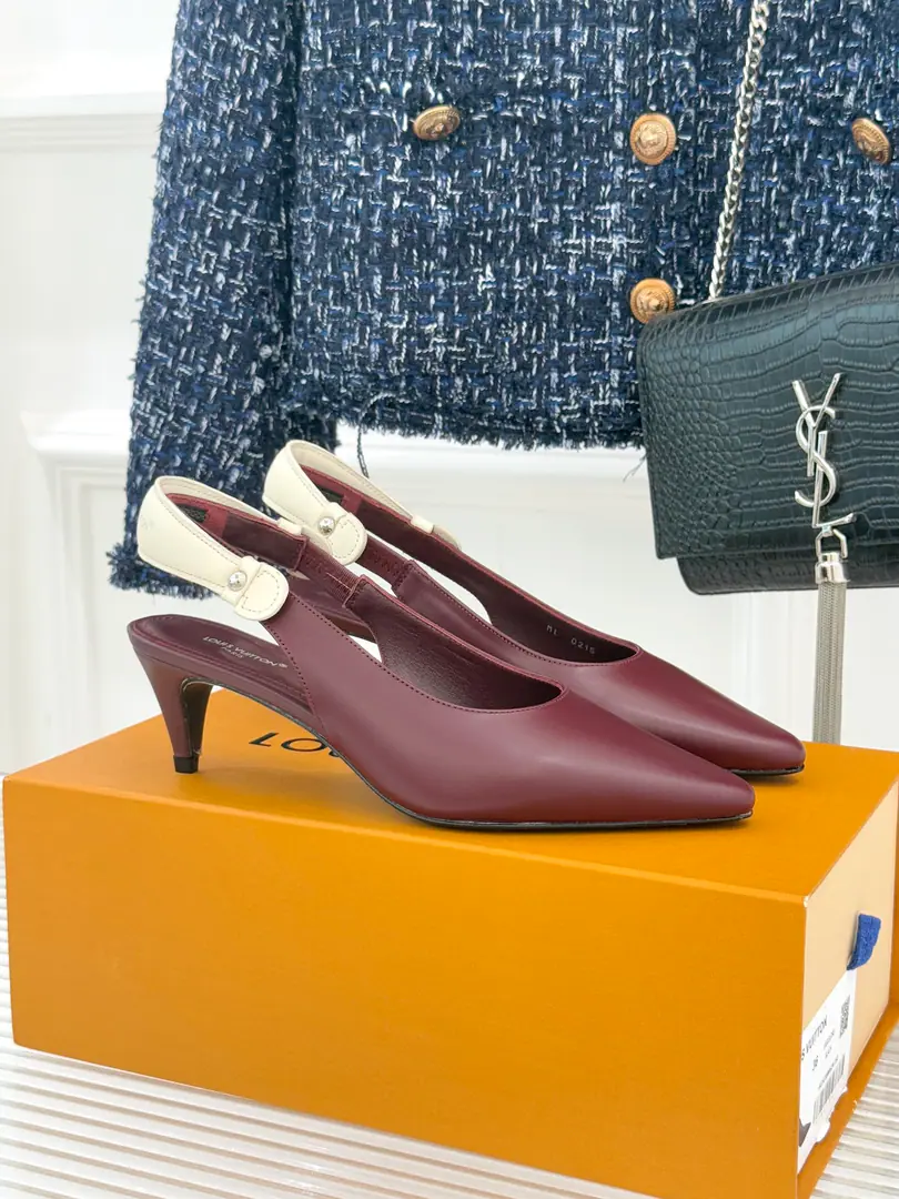 🏧𝐋𝐕The new ass. The old flower has a little cat and sandals behind her. Top-level repeat high-end quality Facework customized leather with original The insides are all sheep's skin. Italian imports are so thick. He's tall.8cm, 5cm, Flat Size35-41 [40.41Custom]