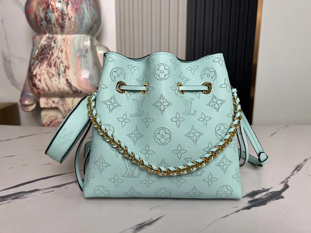 【Top First List It's so exclusive.】M25147Mint green. Full-water bucket bag series BELLA Handbag. Mint green.（Empty）Paragraph Bella The buckets are wrapped in the shape of a falling shape., Puncture. Monogram The subtle colors of the pattern are gradually passing through the light chains of beauty.. Leather chain handles or disassemble and modifiable leather shoulder belts, Hands on your shoulder, hands on your back.. Dimensions: 19 x 22 x 14 centimetres