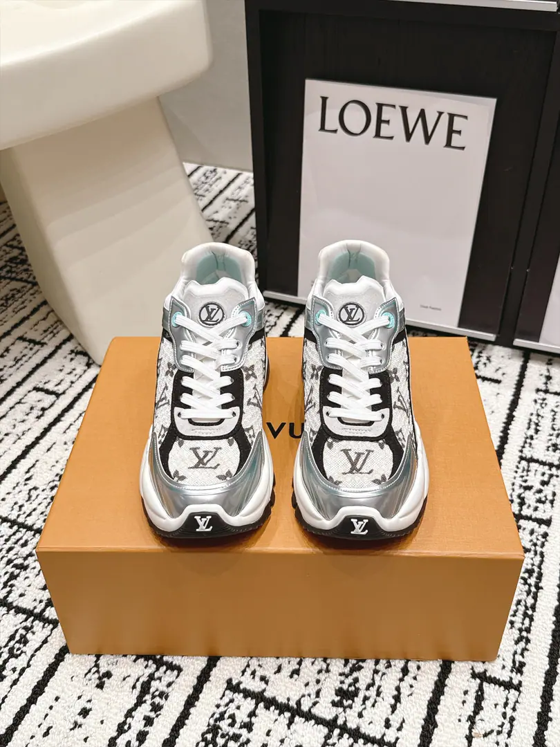 Requisition level #Female Louis Vuitton Run Away 26/New paragraph Leisure sports shoes​​ This is... ​​Louis Vuitton Run Away Sports shoes​​, White net shoes with silver leather., A light blue dot in the shoe tongue and shoelaces., Dark design, Both the tongue and the side of the shoe. LV Circle logo. The whole thing... LV Two years of a hot, old-fashioned shoe.. The shoes are not bad., A few key points. ​​Quite new.​​: White + Silver + The blue color is very good., Summer is a perfect dress.. ​​We're getting thicker.​​: It's a certain increase., But it's not that big a deal., It's natural to wear it everyday.. ​​I'm gonna get some air.​​: It's not boring in summer., Comfort is good in the same price.. ​​More colours​​: Except for this white blue color., And black and white., Pink, Full white waiting for multiple colours. Size: 35-39（40.41I'll make sure I don't change it.）