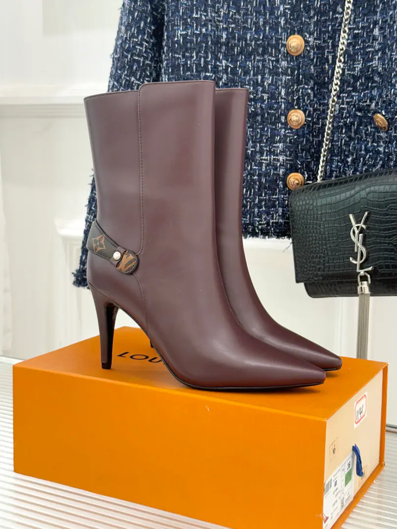 🏧𝐋𝐕A new item in the donkey's autumn and winter. Top-of-the-art old-skins belts with high and short boots. Fine MetalLVSign it up. Personally pointed design Nice and fashionable. Perfectly stretching the legs. ♪ Gives you confidence and freedom between walking ♪. Comfortable and tall.8cm Walking is sexy. The fabric is in the original form of sheep./Bullskins. The insides are all sheep's skin. Italian imports are so thick. Size35-41 [40/41Custom]