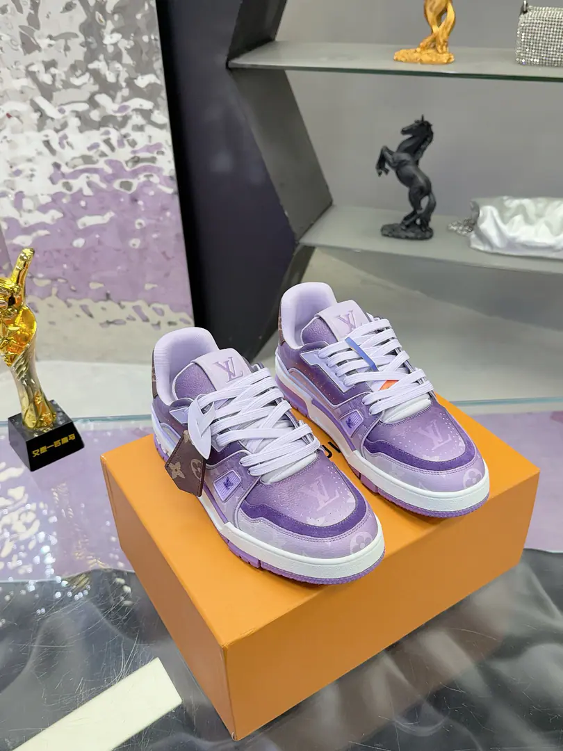 Plant prices Paragraph LV Trainer - The sneakers. Pharrell Williams with Nigo Yes. 2026 - Open spring. The men's show., The first label of two designers with a work-made nail to smooth-skinned leather shoes., It's fun with the image of the back.. Rubber LV Letters and Vuitton Identified high-profile design. Send a cabinet for fine packaging🛍📦 ▪️Fabulous.: Original customized head-level cattle skin ▪️Uchi.: The original custom-made air network. ▪️Otsumi!: Original Open-Screen Double ColourTPUGroup Bottom ▪️Bottom: 3CM ▪️Size: Female35-40 Men38-46