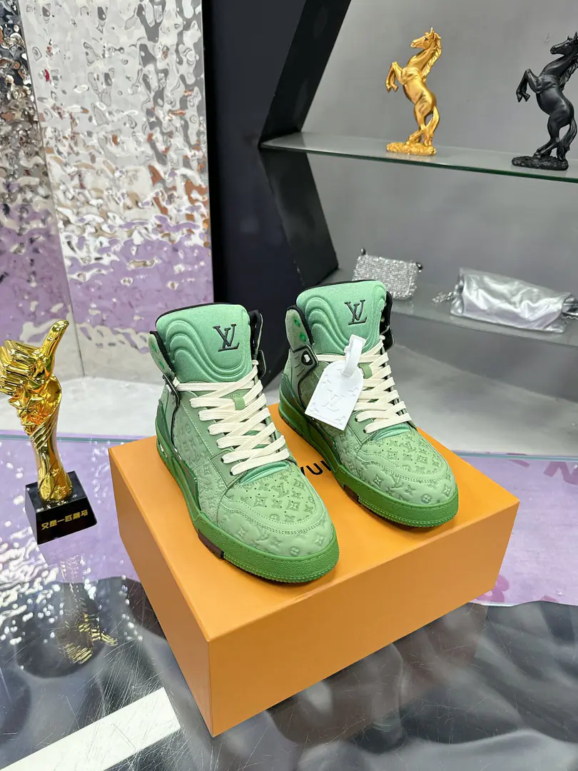 Plant Lv2025Showtime. Milanan man. Newest delivery.💗 Lv🆕TRAINER High Gang sneakers. Custom custom version Requisition process🌹 This section LHigh-band sports shoes show innovations from classic models.💎 High-end cattle.！The shoe-side process is complicated., Import of cattle and leather., PrivateTPUOtsumi!, There's a print on the outside.MonogramFlowers., This is a huge set of cards., You're handsome with your pair of foot-pants., The Gossip Girl is not a big guy., Fashionful.！😻 Size: 38-44（38.45.46Do it.）