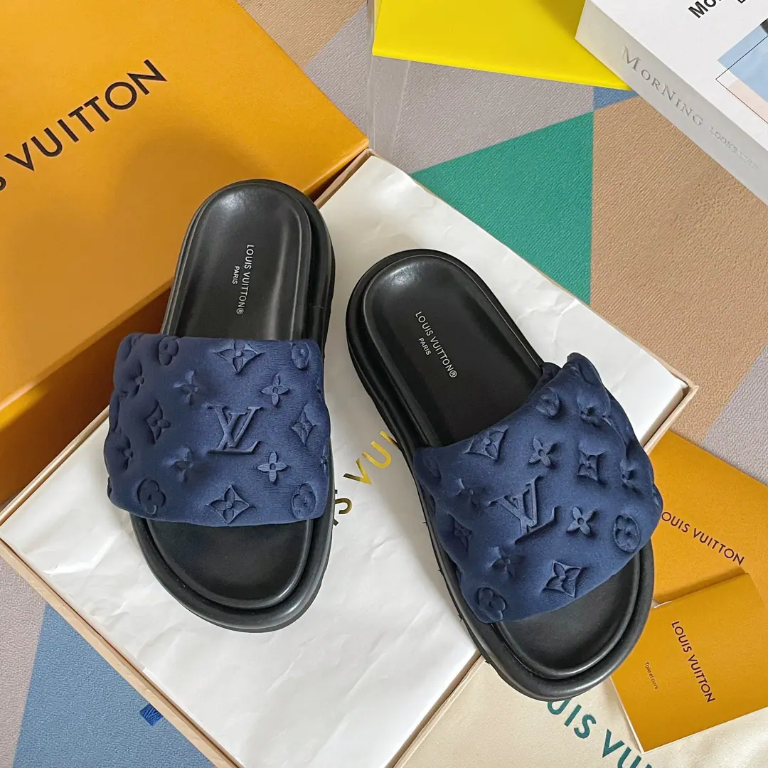 Top Version LVLouis Vuitton.LDonkey. OOL ILLOW COMFORT Magic stickers. Emboss Bread. Flat sandals. Original procurement development Make the goods. Paragraph ool illow Comfort Sub-floor cool towing with cushion for chlorbutyl rubber, Shape a comfortable wide shoe., Then the classics were printed. Monogram Pattern. Magic stickers are easy to adjust., Rough shoes and a convex to perfect the whole.. Send a cabinet for fine packaging🛍📦 ▪️Fabulous.: Original customized technology fabric ▪️Uchi.: Imports of soft sheep skins ▪️Shoes under the sole.: The original model of the rubber bubble is a big one. ▪️Bottom: 4CM ▪️Size: 35-40