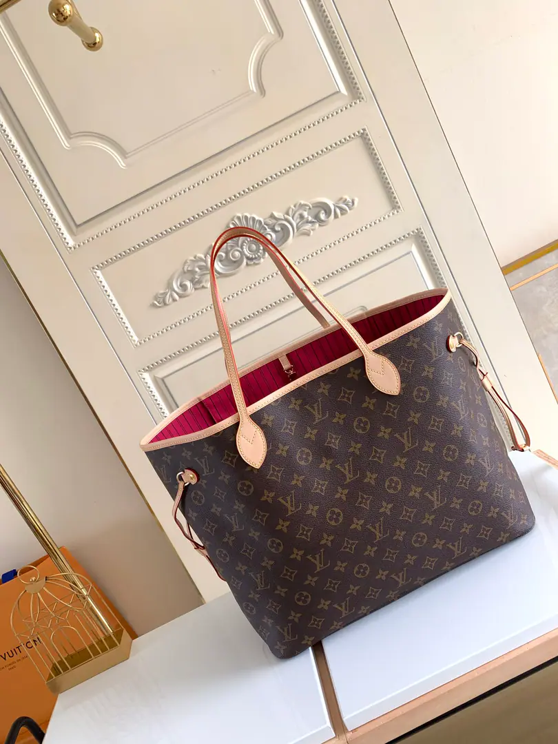 Big number., Dynamic chip C【Original overseas It's so exclusive. M41180Big number.40990】 🎀🎀Classic shopping bag.💋💋Louis Vuitton. Neverfull A new classic handbag., Explore the fine details in the bag. The redesigned insides used fresh fabric lined and inspired by the retrograde details of the Louis Vuitton archives., There's nothing more commendable than a detachable zipper., It can be used as a handbag, either alone or in a handbag., And as an extra pocket.. The bright liner is Monogram The classic canvas adds more lively sense of activity.. Medium Size: （32*29*17） Large size: （40*33*20）
