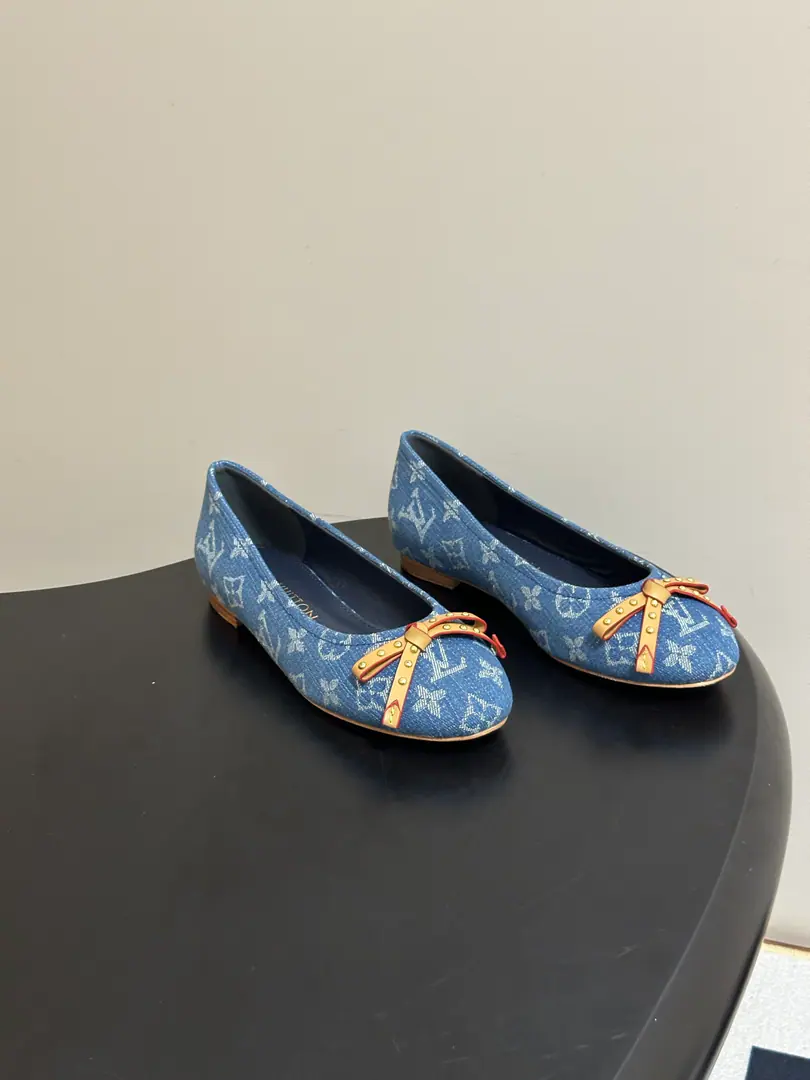 26SsSpring new moneyLouis Vuitton LV The old ballet shoes, the butterfly, the single-coloured pair of Danin's cowboys. ParagraphDarlingBallet soles are used in a lot of ways.Monogram MulticoloreThe canvas., To Louis Vuitton and Japanese artist Utshiro.. A classic ballerina shoe with a little skin. The tan edge and the bow., Soft leather soles are perfected and ready to fit.. Shoe.: Customize Denningbu/Lamb skin./Old Fab. Inside, put your feet on the inside.: Lamb skin. Shoes under the sole.: Italy is a big-ass country. Codes: 35-39（40.41I'll make sure I don't change it.）
