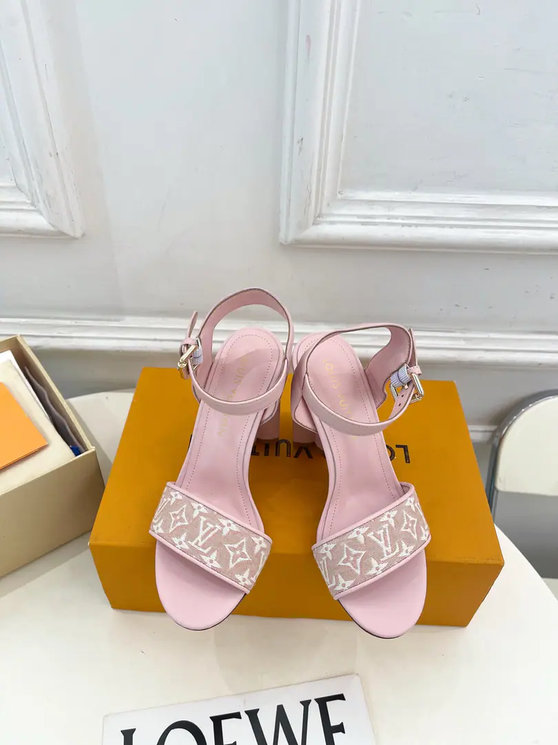 LV | Louis Vuitton. 26𝐬𝐬 🧡💚2026New Top Version⚠️Original unamended The owner of the counter is making a new payment. LVClassic♣️The clubs and the heels. New hardware.🆕 ❥BSRequisition level！It's a great sense of excellence.！A huge amount of money from domestic and international bloggers., Old and fashionable. The upper toe blew up.！The boss's push.★ ━━━━━ ЅᏇєєt ━━━━━ ▪️Shoe.: High-prescription imports of leather ▪️Uchi.: Imports of goats and goats ▪️Otsumi!: The original Italian is a big one. ▪️He's tall.: 10cm ▪️Codes: 35-39（34, 40, 41Custom without re-offer） ▪️Plant price ▪️Numbering: 2608001
