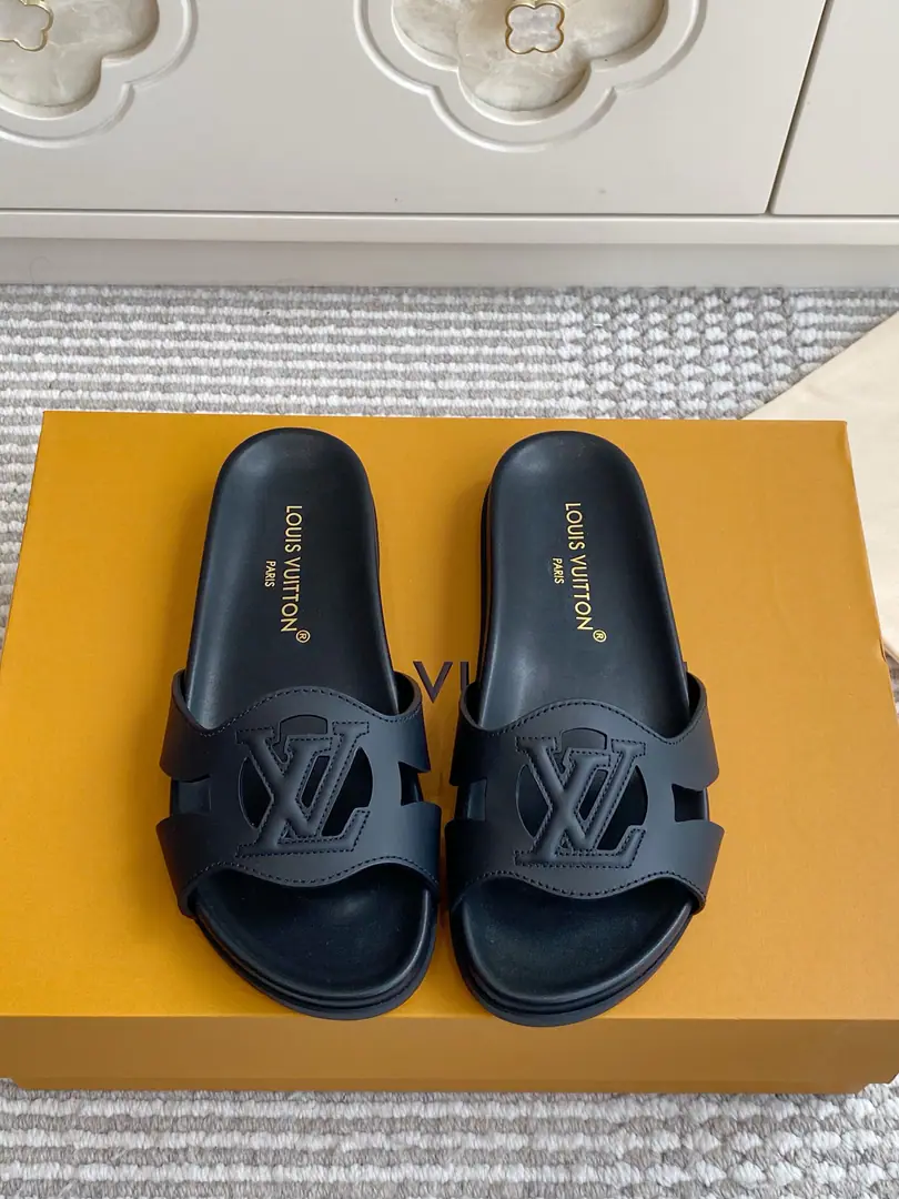 Batch 🐳LV｜ISOLA COMFORTEmpty slippers.✨ The counter.26Summer main boost., He's a very human being.IsolaThe series of chills., It's empty.LogoDesign is so low profile.. Import of head-story parchment+Cows are counter-feat., EmptyLVPrecision cutting Full leather mattress bed., You're not tired walking around in your long clothes. Original flower-stressed, slide-proof rubber floor. size: 35-39（40.41.42Do it.）