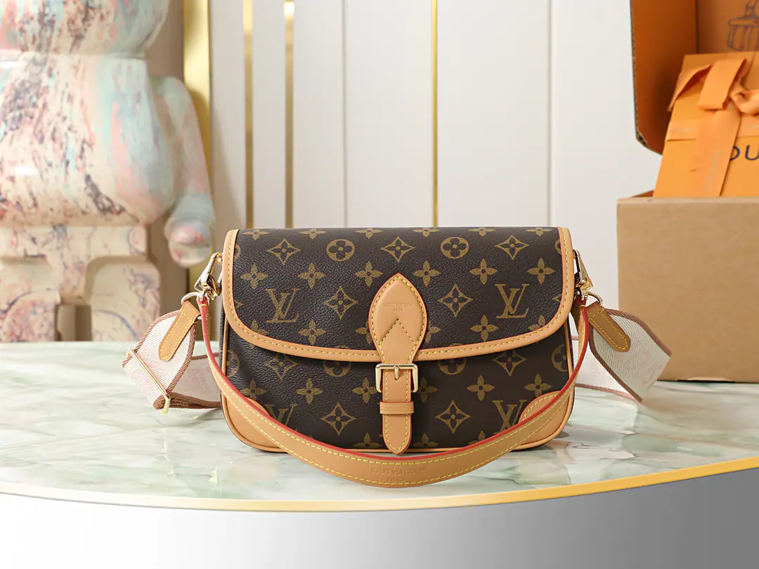 【Top First List It's so exclusive.】M13035Old flower, yellow skin. Pink shoulder belt stick bag. DIANE Handbag. M45985 This section DIANE The handbag is accompanied by a leather shoulder belt.(But the armpit back.)A embroidered shoulder belt.(♪ Shoulder slant ♪)You can tear it apart. The capacity is enough to have the biggest cell phone free., The belt button is decorative, but it's easier to cut magnets.~There's a partition in the middle., It's easy to clean up. There's a zipper. We can put something valuable in it., Dimensions 25.0 × 9.0 × 15.0 CM