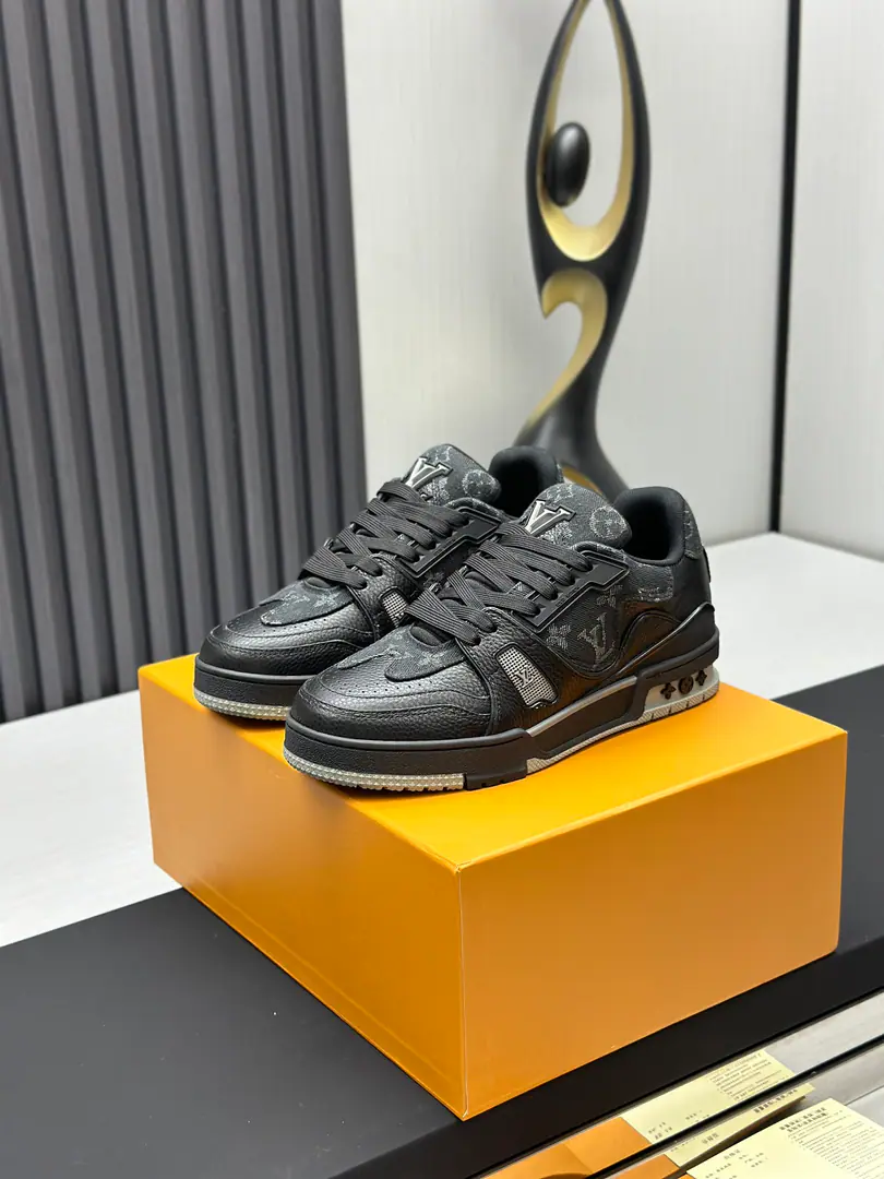 The factory is selling it. Top Version LV-Louis Vuitton.-A classic show. Empty glue process·Original1: 1Develop Rematch！！The upper foot is very comfortable. Luxury materials, - I'm doing a little work., The bottom print is European English letters. The shoe face is combed by Italian imported cow skin., The side of the side is branded.LOGOSigns and signatures, The latest emulsion pad.➕The netted inside., I'm so comfortable with my feet.. Original factory-specific double colourTPUGroup Bottom. Packet process Solid sewn by locks Fabulous.:Uniquely customised head-deck skin. Parts:A private model.Vuitton Marking Uchi.:Customize silk slides.-In the top silk cow. Otsumi!:TPUCombine heavy ground grinding and skating yellow Foot.:New emulsion pads.-The veil is sweaty. Pool process:All computer needles are wired. Shoeheads. Backset Cold thermal mode. Full pull-out. Medium down.logoStripes Box packing -Shoe belt. Certificate Card Notes Accreditation Dustproof bags The best wrapper on the net. Female35-40Men38-46（38/46Make a no-refund order.！