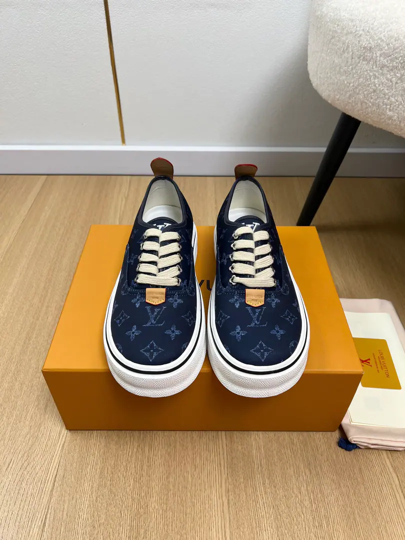 High Version🍸 Louis Vuitton Louis Vuitton. | 2026 ˢˢ LHome.2026Autumn and winter brand new. The owner of the counter is playing a newest-looking Denning cowboy. Pump flowers. Old flower. Thick Leisure sports shoes Slipboard Shoes Series〰 🔝Original purchase development for sale👍🏻Inspired by the... 2000 The ancient contours of the ages., LV Tilted It's a classic low-life man's sneakers.. It's a name that's a little slanted on the shoe tongue. LV Embroidation markings. The widebanded shoelaces are visible in proportion to the thick rubber plastics., Shoeheads. Damier Chessboard Ripples and Extradients Monogram Flower extension logo design language. This version is based on soft, fury cow leather., Leather eye blades highlight a motoon sneakers with a technologically superior processor.😍Full Details💯 ♺Shoe.: Original custom cloth stamp ♺Uchi.: Imports of sheep's skin ♺Otsumi!: Original OpenTPUSlipboard Base ♺Bottom: 3.5cm ♺Codes: 39-46（45.46Custom） ♺Packaging: Original Packaging+Aircraft box ♺Plant price