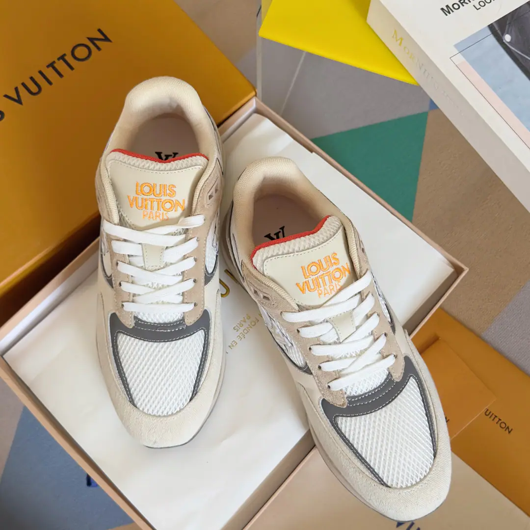 Top Version: Men LVLouis Vuitton. LHome. Donkey. RUN AWAYSeries Leisure Sports shoes Original procurement development Make the goods. Paragraph Run Away Sports shoes, fit. Monogram Daningbu and the technology grid., Showing the inspiration of running shoes.. Don't get into the work detail., Embroidery LV The letters were swayed over the side with the long tail of the comet., Louis Vuitton's logo is a shoe-strap. Send a cabinet for fine packaging🛍📦 ▪️Fabulous.: Original import of head-level cattle skin+Network ▪️Uchi.: The original imported air network. ▪️Shoes under the sole.: Original OpenEVA+TPUMaterial ▪️Bottom: 4CM ▪️Size: Men39-45（Custom46/47）