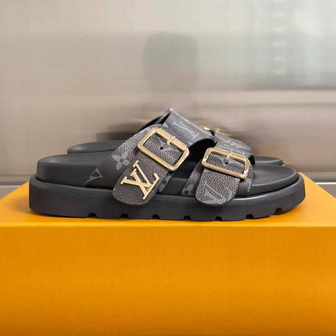 Top Version:Couple money. LVLouis Vuitton. LHome. Donkey. Thick Double buttons. Floor Beach shoes. Shoes. LVThis pair of pairs of thick slippers., Metal double button, It's a very good touch.！Dark design, I'm getting taller and comfortable., I'm always wearing clothes or on vacation.. Metal buttons are reconciled, Foot-tailed, Fashionable and practical, It's the high end of the summer. Send a cabinet for fine packaging🛍📦 ▪️Fabulous.: Original customized import of head-level cattle skin ▪️Uchi.: Import soft skin ▪️Shoes under the sole.: Original model rubber bubble material ▪️Bottom: 3CM ▪️Size: Female35-42（40 41 42I'll make sure I don't change it.） ▪️Size: Men39-46（45 46 I'll make sure I don't change it.）
