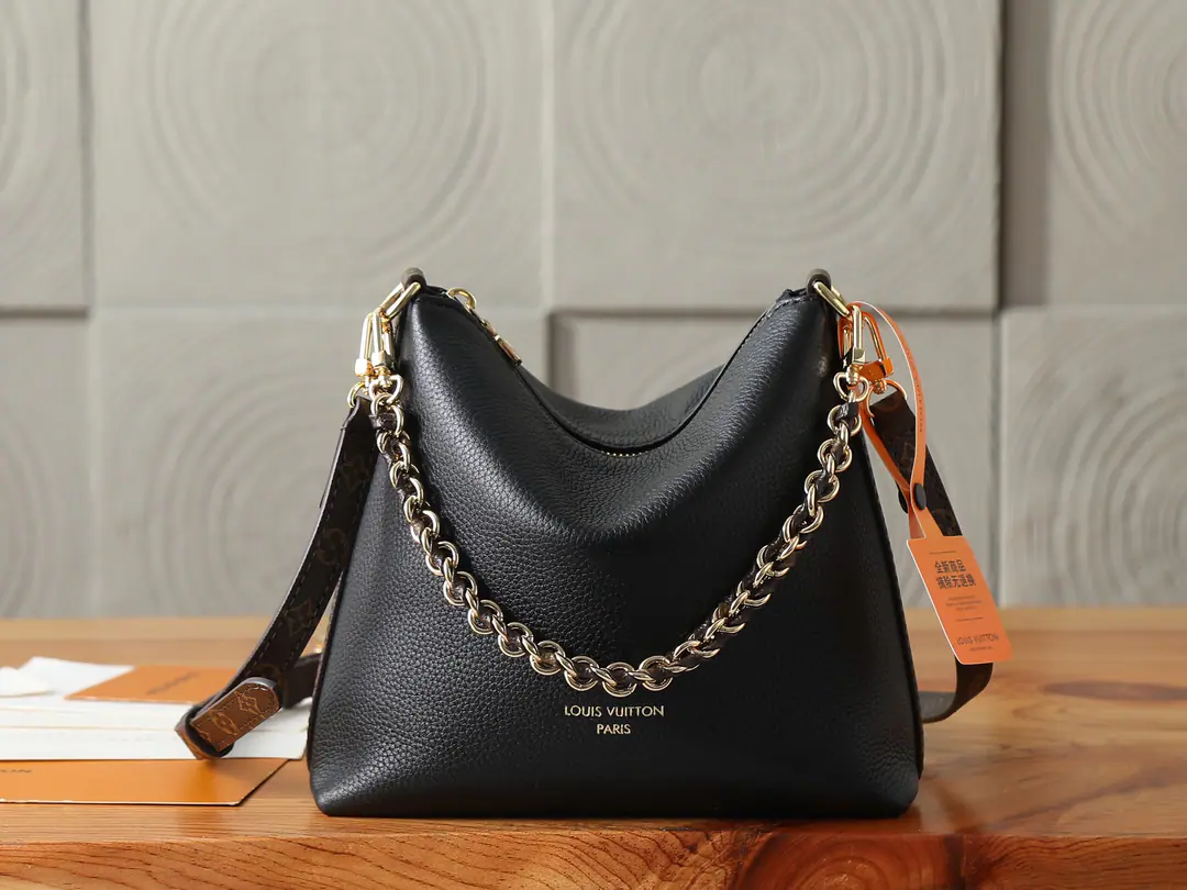 P【 C01Dynamic chip】‼️Top First List, Enhanced version‼️Multipass Mini The bag is re-exactly configured. MultipassClassic design, And then we'll wrap the skin of the soft cow and wrap it around the sign-made canvas.. The chains can be broken easily., The long shoulder belt is slanted., It's a size-appropriate thing to walk around with the day.. Model: M2A Dimensions: 17.5 x 18 x 9.5CM (Length x High x Kuan)