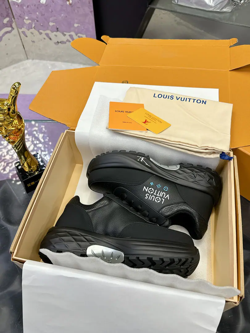 Plant LVThe latest sneakers. Out of the house, mountain shoes. 2024🔥LV | Louis Vuitton. Requisition level！It's a great sense of excellence.！A huge amount of money from domestic and international bloggers., Old and fashionable. The upper toe blew up.！The boss's push. ▪️🌹 Shoe.: Original customized silk cow skin ▪️ Uchi.: Import into the air network. ▪️ Otsumi!: OriginalTPUOtsumi! ▪️ Shoes.: 38-45（38 Custom without re-offer）