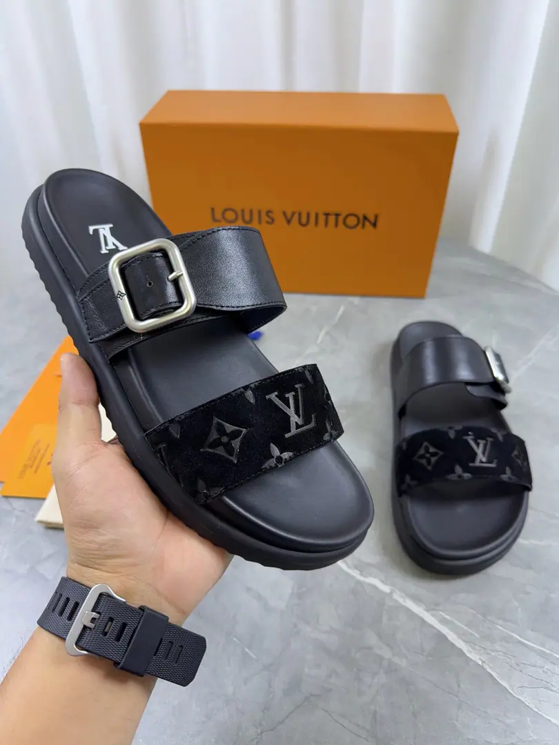 2026New top version of the paragraph: Men LV Louis Vuitton. LHome. Donkey.VeniceSeries Thick - Slugs. Original procurement development Make the goods. Paragraph LV Venice The sand is a pear of cattle leather. Monogram Ballast, A smart little bit of a jig.. A strap-up shoe with a big square button., The cushions and the flexy miniature outers create a light and comfortable wear experience. Send a cabinet for fine packaging🛍📦 ▪️Fabulous.: Original import of head-level cattle skin ▪️Uchi.: The original custom is in the sheep's skin. ▪️Shoes under the sole.: Original modeling smooth-foil bubble material ▪️Bottom: 3.5CM ▪️Size: Men38-47