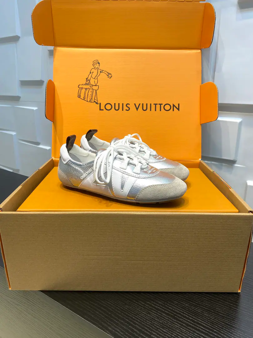 Top Version LVLouis Vuitton. LHome. Donkey. LatestSneakerinaSeries Couple money. Ballet sneakers. - Tetsu. Leisure Flat shoes. Shoes. Original procurement development Make the goods. This one.LV Sneakerina Ballet wind shoes make flow lines with silky cow leather., The comfort of lightly shaped and sports shoes with ballet shoes.. Side LV Marking and Monogram After the canvas, bring the details., Sacchetto Process and TPU The outside is a softer dress. Send a cabinet for fine packaging🛍📦 ▪️Fabulous.: Original customized import of head-level cattle skin ▪️Uchi.: The original custom-made air network. ▪️Shoes under the sole.: Original modifierTPUMaterial ▪️Bottom: 1.5CM ▪️Size: Female35-41