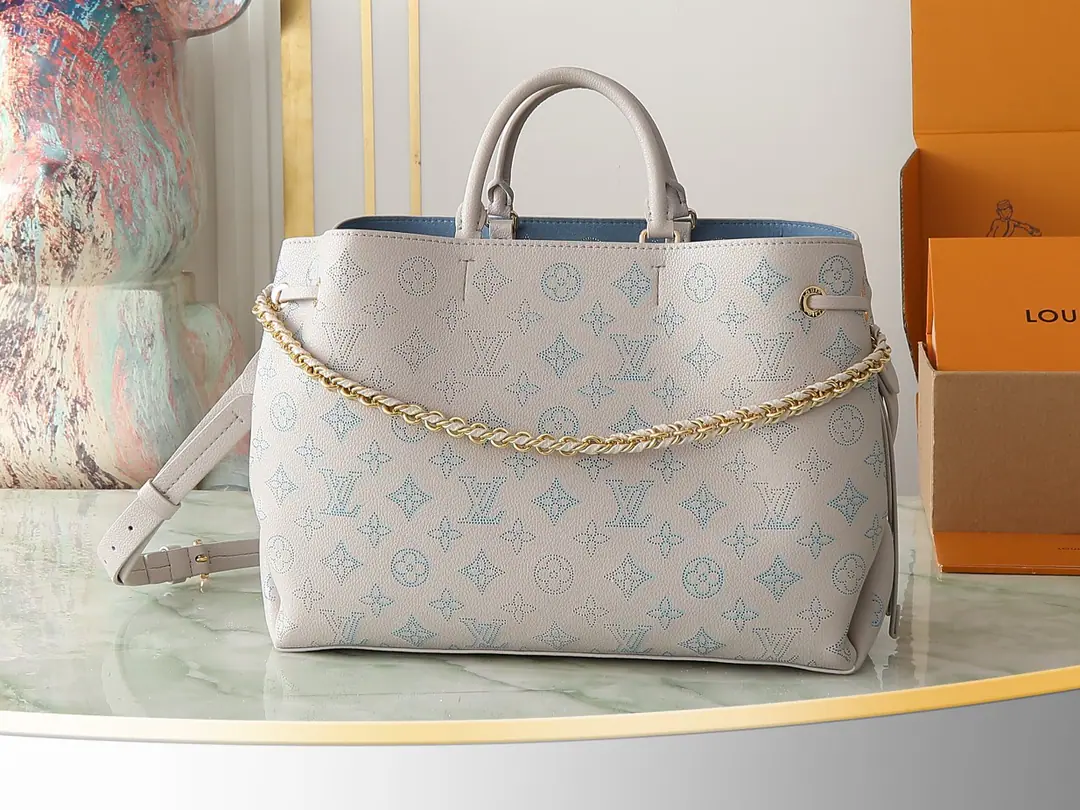 【Top First List It's so exclusive.】M12127The Moonlight goddess. Whole-skin shopping bag series BELLA TOTE Handbag. m23395 White Gradient（Empty）Paragraph Ays Bella Tote The bag is a piece of leather that can be mixed with a bucket bag and a travel bag.. Softly shaped and softly colored conveys a simple and elegant style.. Separated inner layer with wide-open design, The best way to travel by air.. Dimensions: 32 x 23 x 13 centimetres.