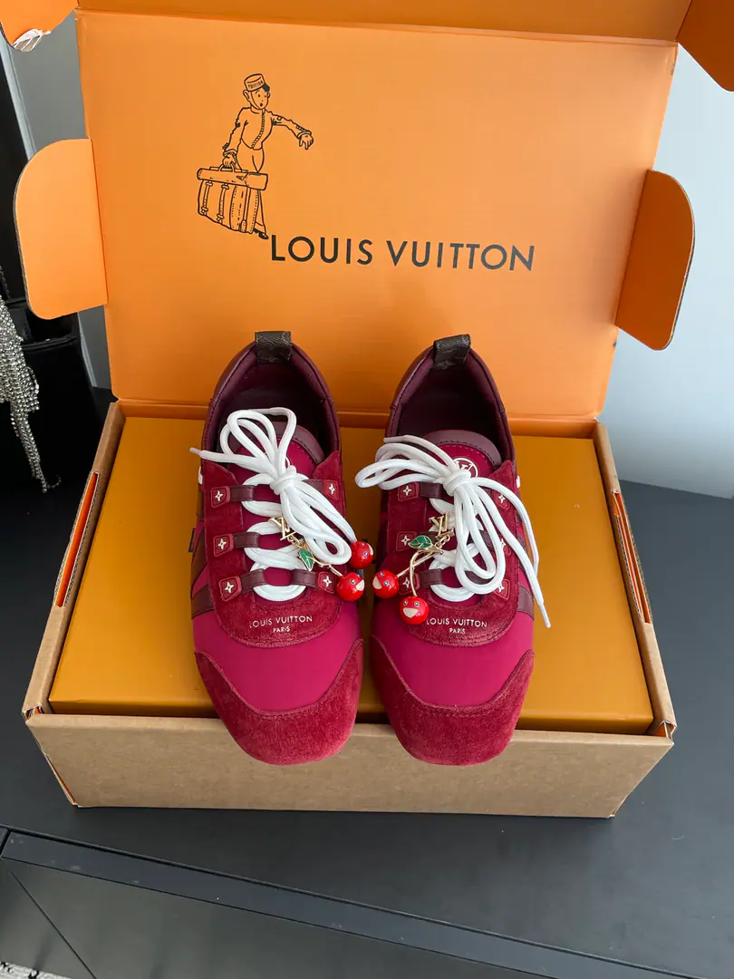 [🍒Cherry.➕60] 🏧𝐋𝐕 SneakerinaThe ballet shoes. Flat shoes, leisure shoes. Paragraph LV Sneakerina Ballet sneakers for summer., Will Monogram Daningbu is a fine match with the same colored cow leather.. The pair of shoes with the color. Monogram Flowers hanging, It's a fun one.. Sides are accelerator. LV Letter and rubber Louis Vuitton logo, The distinctive features of the current design. Monogram Daning's fabric./Cow leather./A leather belt. Louis Vuitton ElementsSacchetto Process infusion TPU Outside Codes: 35-41（40.41Do it.）