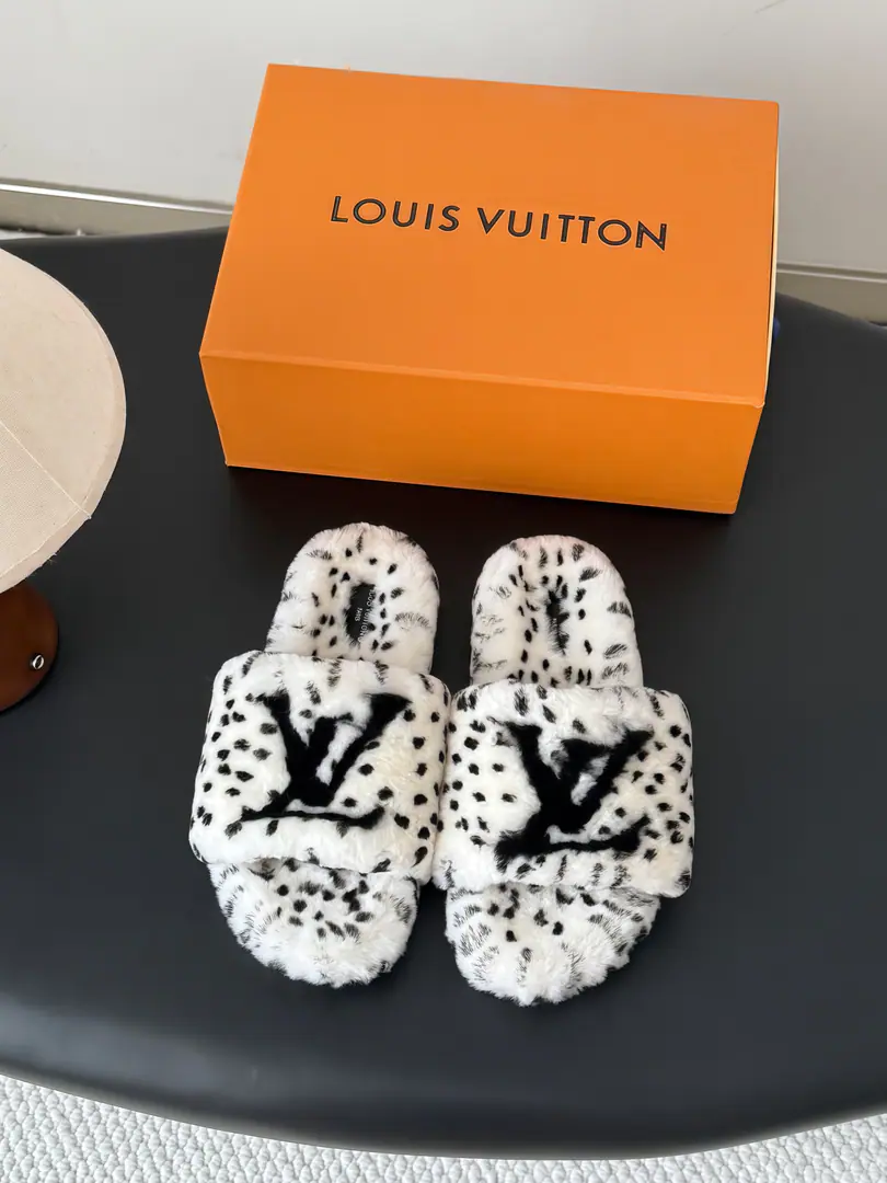 LV 26KNew fur slippers.！ This is so cute.～ ♪ Soft and fluffy hair ♪, It's warm and warm.! I'm gonna raise my legs.! Autumn and winter with socks and lazy. The upper feet are really nice and fashionable.!It's so beautiful.! Import wool, ♪ My hands are so delicate and so soft and smooth ♪ Original model rubber bottom Size: 35-39（40/41Custom）