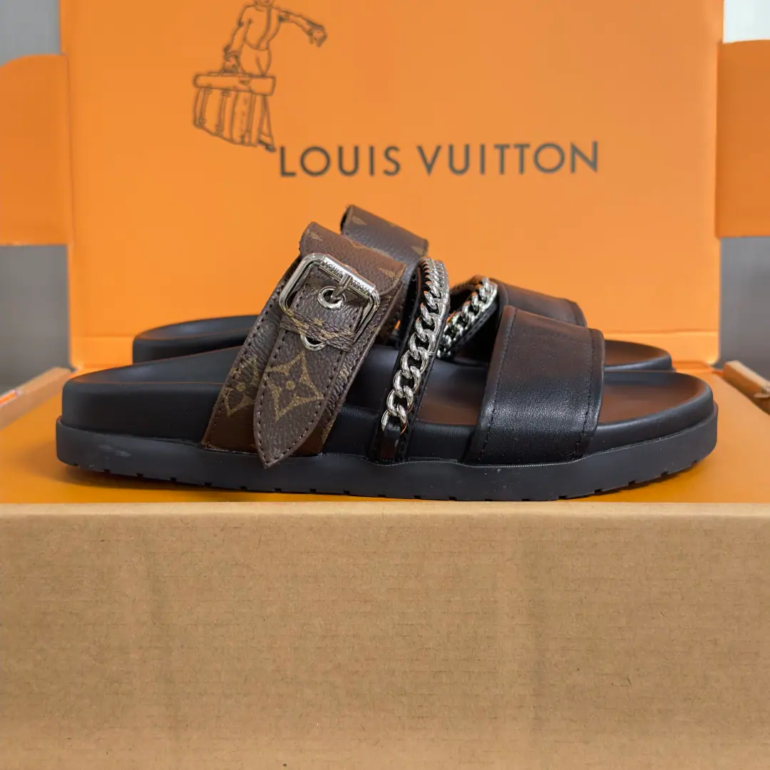 Top Version: Female LV Louis Vuitton.LHome. Donkey. Isola ComfortSeries Thick - Slugs. Paragraph LV Isola Comfort The sand is re-released with soft cow leather. LV Isola Series, It's a simple and pleasant study.. There's a prefix. LV Circle Pattern, The modifier belts add a saturation to the buttons and eyes.. The comfort of wearing a luxurious shoe pad with a light rubber outside. Send a cabinet for fine packaging🛍📦 ▪️Fabulous.: Original customized import of head-level cattle skin ▪️Uchi.: Original custom customised in soft sheep skin ▪️Otsumi!: Original Open Model Slide-InTPUMaterial ▪️Bottom: 3CM ▪️Size: Female35-41
