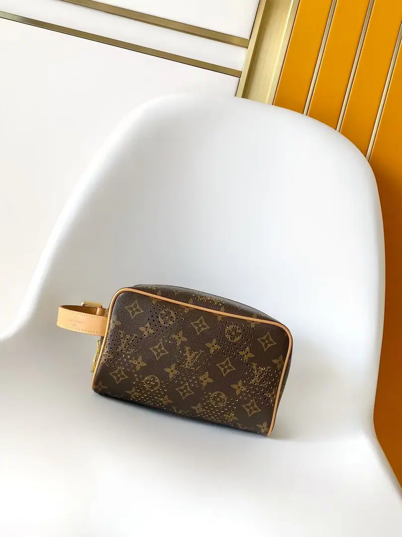 M29165 Paragraph Locker Dopp Kitt Pour some bags. Monogram The canvas., By Damier A cologne is a mask of the inside., Makes a near-transparent effect. Accurate contour, The bag and the modifiable leather handles are in a broad configuration., To facilitate the receipt of daily requirements. Dimensions: 23 x 13 x 12 centimetres