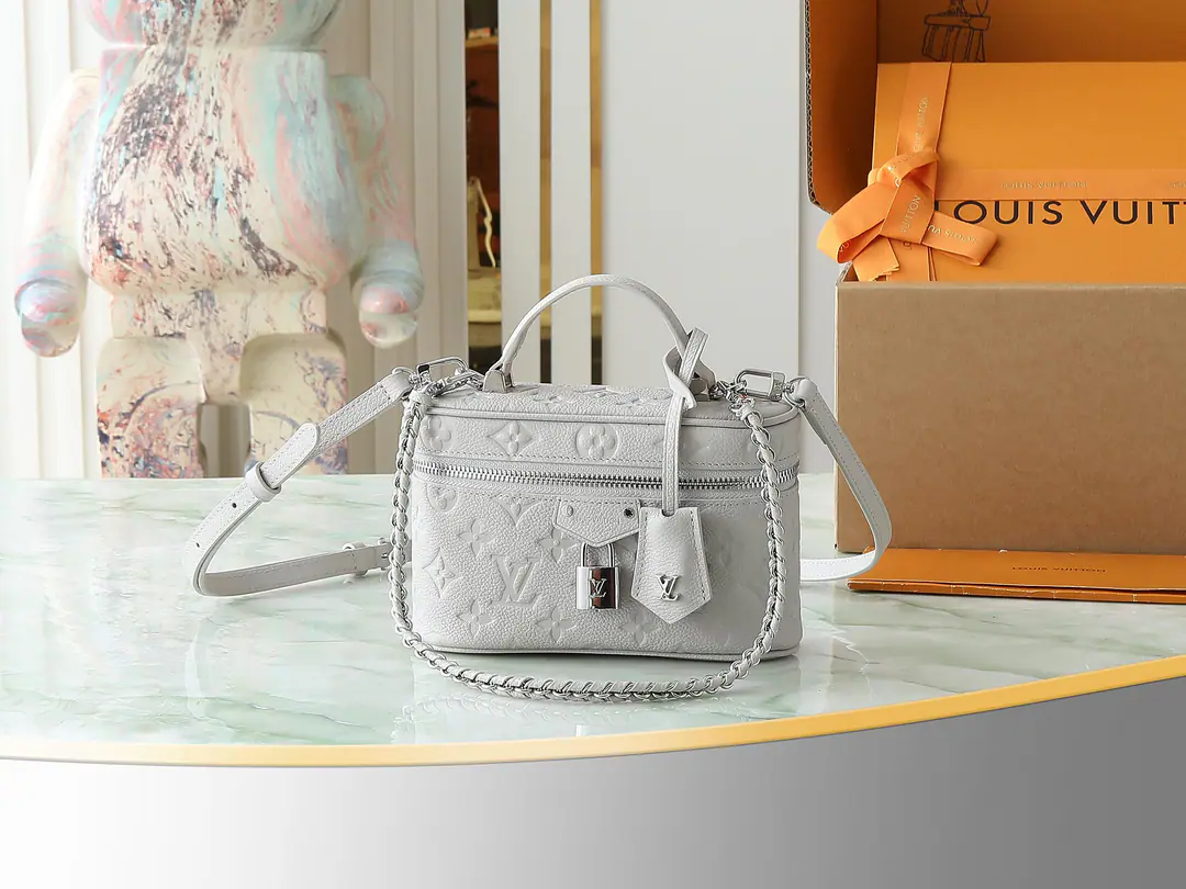 【Top First List It's so exclusive.】M13593Light Grey Full chain makeup bag VANITY CHAIN POUCH Handbag. Paragraph Vanity Chain Pouch LtThe bag is classic. Monogram Empreinte Leather is a trendy color., And... LV The brand travel spirit is passed on to the twilight locks and key bags.. It's easy to fit into the shapes.. Dimensions: 11.5 x 6.5 x 19 centimetres.
