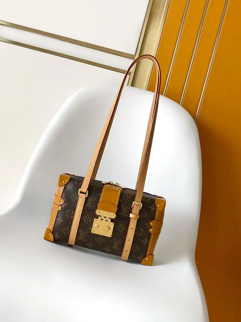 M3A Top First List Paragraph Malle de Jour The bag is classic. Monogram The canvas., Yes. Petite Malle Designing the daytime fashion.. Metal nails., Corner with S-lock The locks are for Louis Vuitton's hardcore., VVN I'll make a written note., Shoulder belts can adjust the length of the fall as needed., It's easy to accommodate everyday needs in the spacious room.. 24 x 15 x 8 (centimetres) ((Long x High x Kuan) • Monogram The canvas. • The leather side of the cow. • Built liner • Metal • Double zipper and S-lock Turn the cap open. • Front post bag • Acceptable 6.7 Inches of smartphones, Card, Keys and lipstick. • Shoulder belt.: Undismantable, Adjustable • Half a band.: 20.0 centimetres • Half a length of the belt can be moved.: 38.0 centimetres
