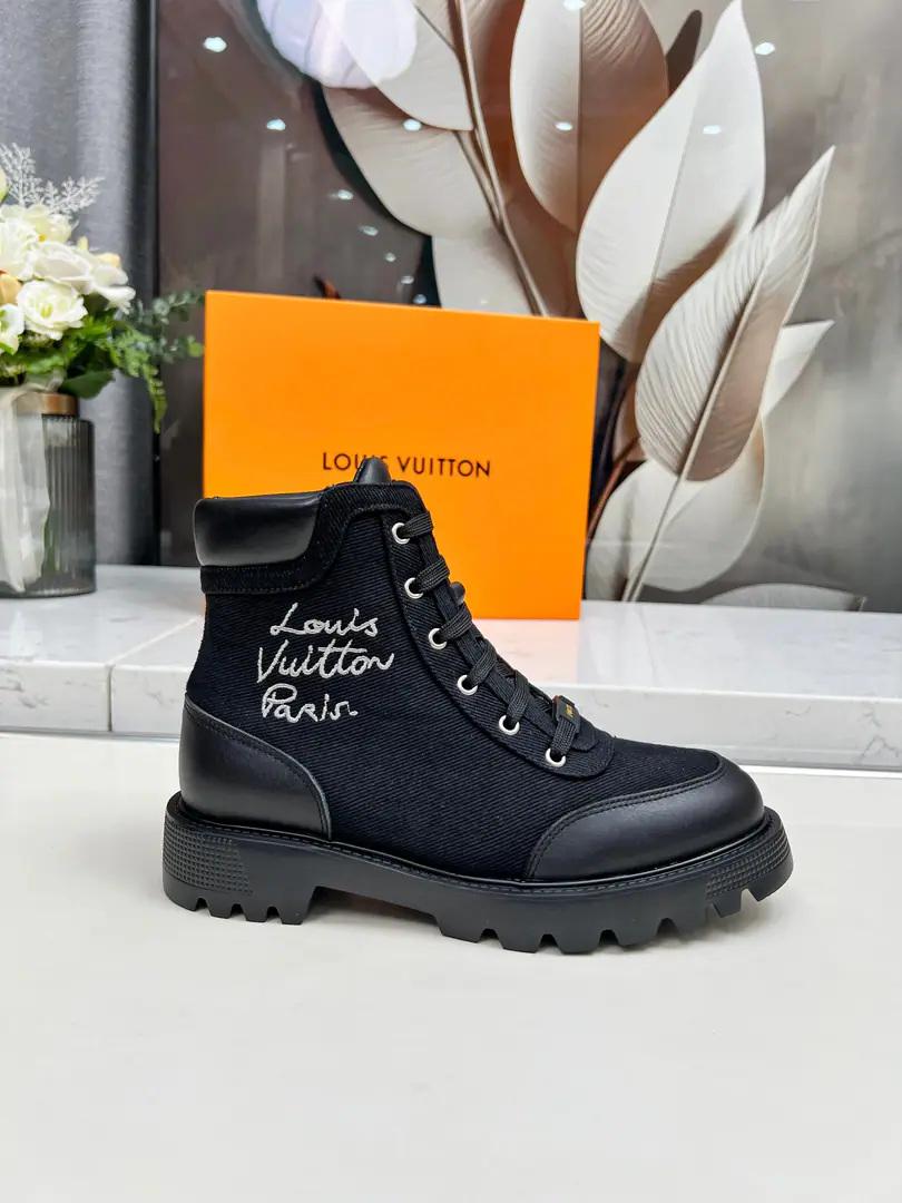 🌹🌹🌹Louis VuittonLouis Vuitton.2026Autumn and winter. High-end custom 1: 1Cycling Big stars, red-hot shows. Paragraph Territory Flat boots, smooth-skinned leather and... Monogram Skins of the oxen., Leisure boots with metal eyes and contour rubber on the outside. Metal LV Circle Sign the shoelaces., Fahrenheit. Precipitation: Bullskins. Uchi.: Lamb skin. Curtain: Original Open Colours: Black cloth. Black Full Skin Curry Codes35One.40（41 42Customable No re-election.）Welcome to the boss's opening.