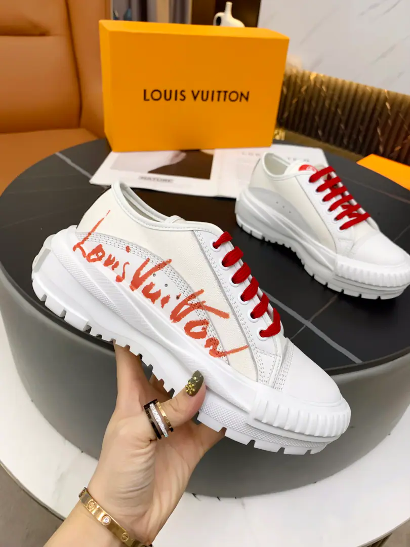 Latest🆕LV Squad Louis VuittonThe canvass. Louis Vuitton. Original development ♪ A fine canvas and a little cow's skin ♪, It's on the side.logo lv circleand vuitton♪ And the tide of youth ♪, The unique personality grows to be a different fashion style. Shoes under the sole.: TPUOtsumi! Fabulous.: A good canvas.+Cow! Thick: 5cm Colours: 4Color Codes: 35-41