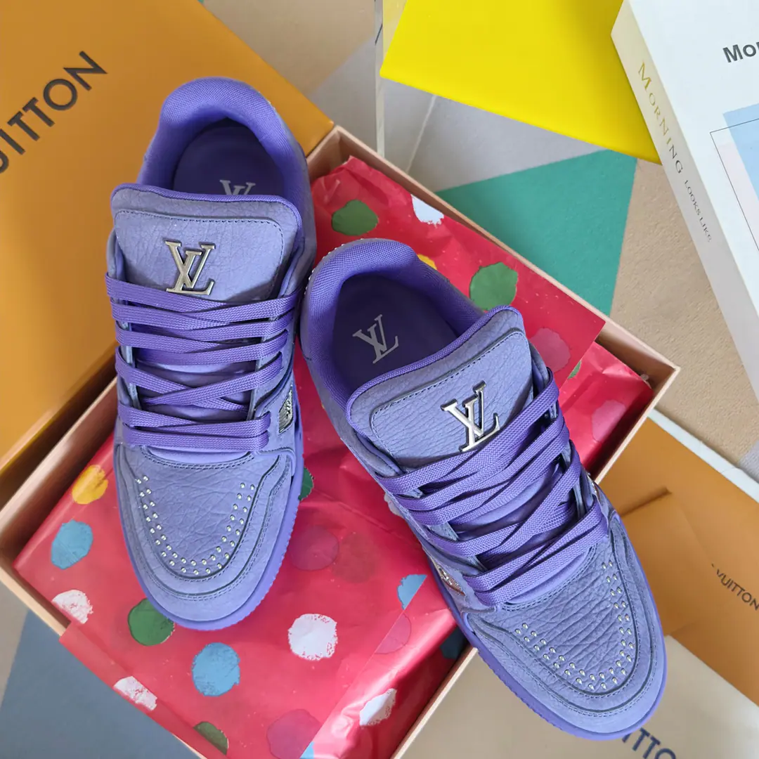 Top Version: Couple money. LV TARINELouis Vuitton. Donkey. LHome. Couple money. Leisure Sports shoes Skis. Original procurement development Make the goods. Paragraph LV Trainer The sneakers are glutened with velvet-faced cattle leather., The moto-style style is interpreted with a fine nail and metal.. Handwritten Louis Vuitton's mark., Back #54 Mark the year of creation 1854 Year, Rubber's topside perfected. Send a cabinet for fine packaging🛍📦 ▪️Fabulous.: Original customized import of head-level cattle skin ▪️Uchi.: The original custom-made air network. ▪️Otsumi!: Original Open Model Slide-InTPUGroup Bottom ▪️Bottom: 3CM ▪️Size: Female35-41 / Men38-46